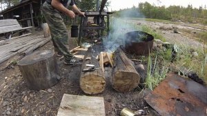 Как быстро развести костер и безопасно наколоть мелких дровишек.