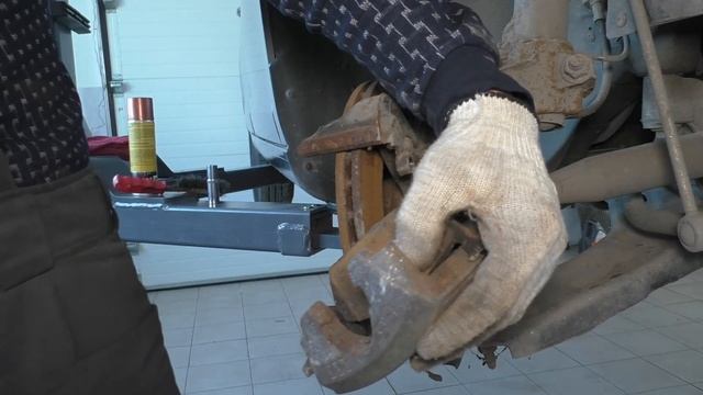 Замена передних тормозных колодок VW Golf 6 смотреть онлайн