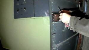 Без просверленой дыры в накладном замке его нельзя установить на железную дверь.