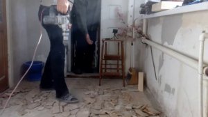 Снимаем старую плитку-перфоратором!отскакивает как семечки!