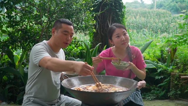 表哥來做客，小雨燙牛油火鍋招待，配上冰啤酒，簡直太爽了！ 【市民朱小雨】 смотреть онлайн