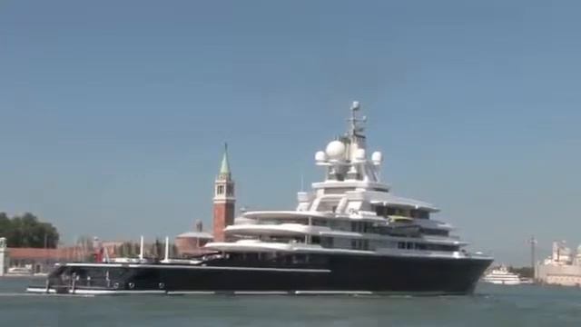 Яхта "Луна" заходит в порт Венеции смотреть онлайн