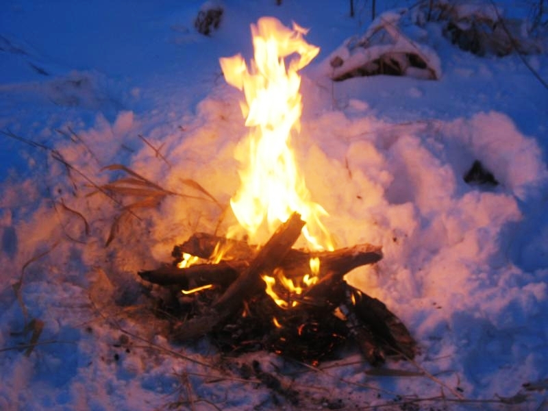 Снежинки над костром. Чай у костра зимой. Костер зимой в лесу. Снежинки над костром. Костер на снегу.