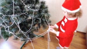 наряжаем новогоднюю  елку игрушками decorate the Christmas tree toys