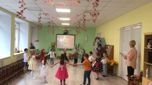 Вход на осенний утренник, в детском саду. Старшая группа