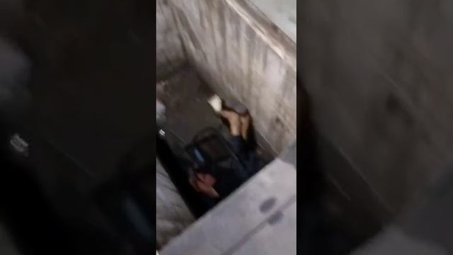 мешок отрабатывает удары на мешке)))