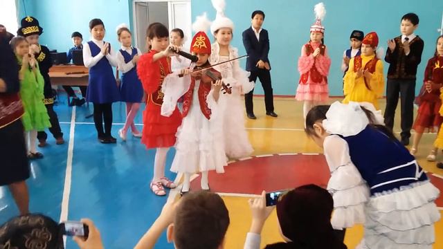 Школьница из Актобе играет на скрипке Аксиса смотреть онлайн