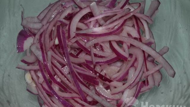 Жареная картошка с луковым салатом