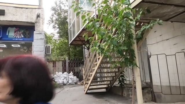 Более 20 лет жители дома не могут открыть свой пожарный выход. смотреть онлайн