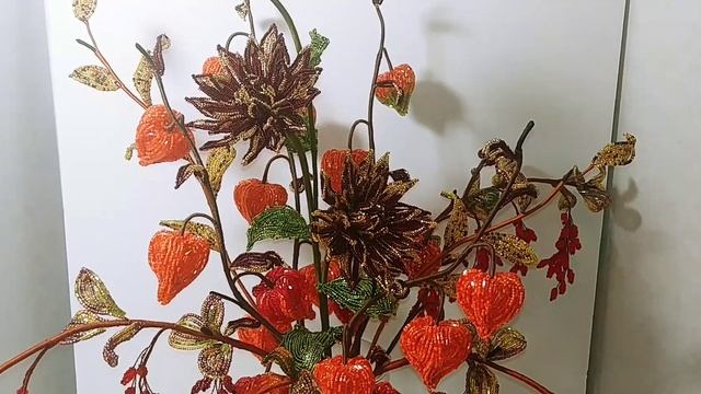 Осенний букет из бисера Физалис, барбарис, георгин. Цветы из бисера Beaded flowers смотреть онлайн