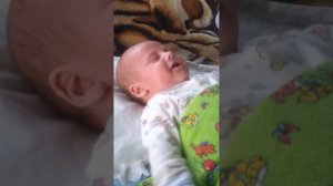 Двухмесячный малыш говорит с братом на своем языке