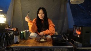 눈 내리는 날, 꽁꽁 얼어붙은 한파 속에서 나 홀로 차박캠핑 | 김치우동전골