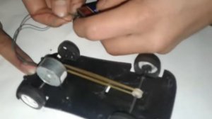 Как поставить моторчик на игрушечный машинку