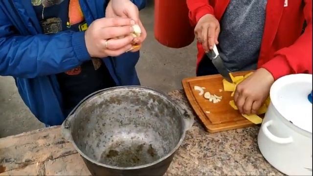 Молодой картофель с грибами в казане на тандыре. смотреть онлайн