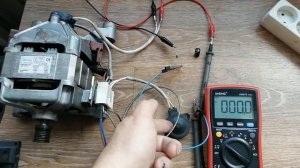 Подключаем выпрямитель к таходатчику двигателя стиральной машинки и измеряем напряжение
