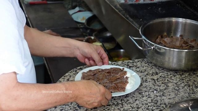 Iskender kebab is the king of Doner Kebab / Turkish Street Food смотреть онлайн