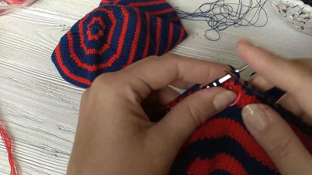 Вяжем шапку. Закрытие макушки по 4 лучам. Часть 1. смотреть онлайн