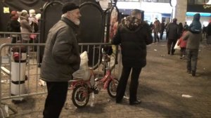 Пьяный бомж танцует!