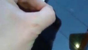 Отклеиваем наклейку "Шипы" от стекла автомобиля.
