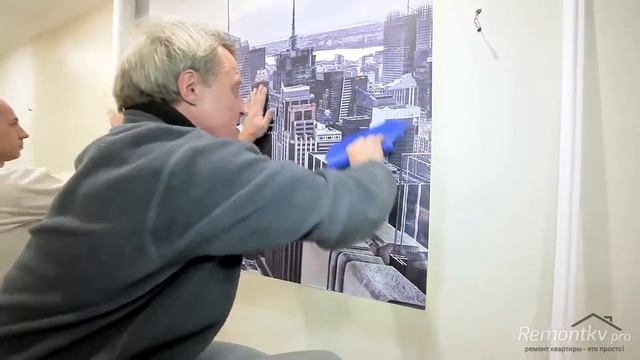 Как ПРАВИЛЬНО КЛЕИТЬ ФОТООБОИ на стену. смотреть онлайн