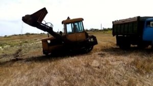 Погрузка земли мехлопатой ДТ-75