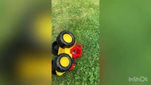 Трактор Гоша катается на горке. Трактор Гоша  упал с горки и повредил колесо.