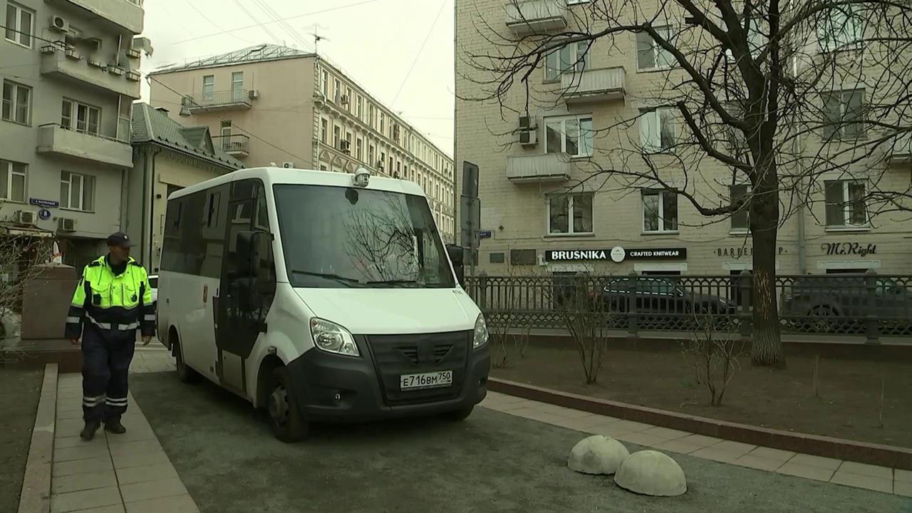 Нерабочие дни с сохранением зарплаты - вынужденная мера, и она дорого стоит стране