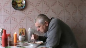 Домашний ужин мужика — мужик кушает картошку и котлеты 2 штуки домашние званый обед в доме