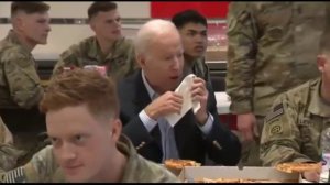 Байден прослезился во время поедания пиццы на совместном обеде с военными в Польше
