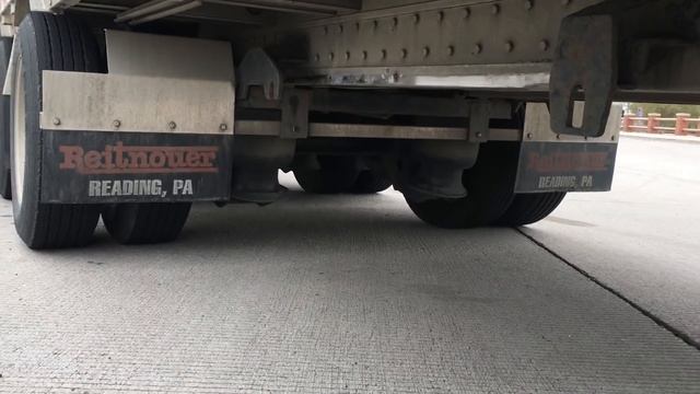 Тянем Военные Груза В США. Как живут дальнобойщики в кабинах. Где спят дальнобойщики. смотреть онлайн