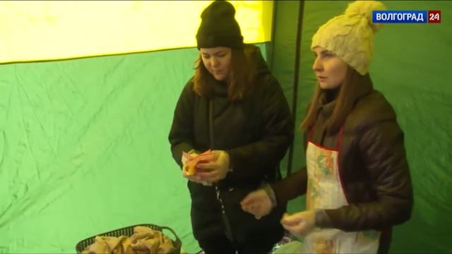 Волгоградские волонтеры кормят нуждающихся горячими обедами смотреть онлайн