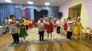 Вход на осенний утренник "Моя Россия".Подготовительная к школе группа.