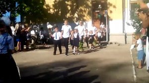 1звонок в 36школе. Дети выходят на свой первый первый звонок.