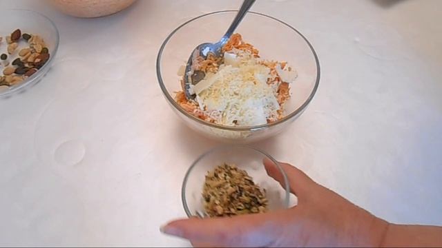 Новогодний морковный салат с сыром  и орехами.