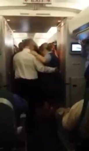 Стюардесса танцует с пассажиром