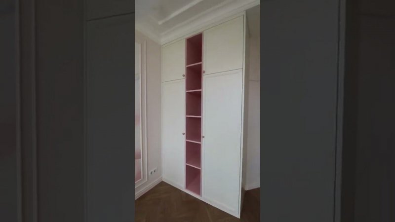 Бело-розовый шкаф в детскую комнату