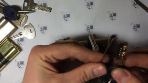 Вскрытие дверного замка с поворотной ручкой
