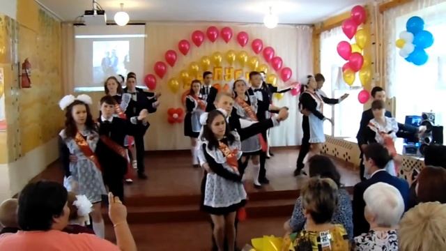 Медленный танец от выпусников и их помощников)