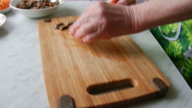 Салат грибной. Из сушёных грибов. Видео рецепты от Борисовны.