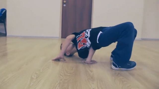 B-Boy Торнадо. 7 лет. (Школа №112). Студия брейк-данса Sense of life смотреть онлайн