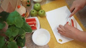 Салат крабовый с яблоками
