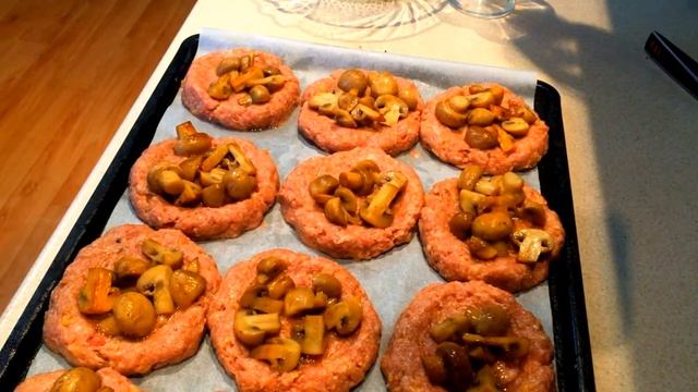 Мясные корзиночки с грибной начинкой и помидорно- сырной башней. смотреть онлайн