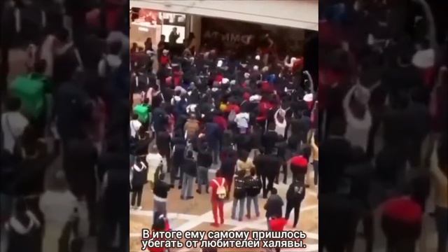 Блоггер Анджан разбросал ненастоящие деньги в ТЦ Афимолл произошла массовая потасовка смотреть онлайн