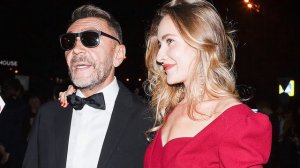 Прощай, Матильда: Шнуров привел на светскую вечеринку новую пассию с интересной внешностью