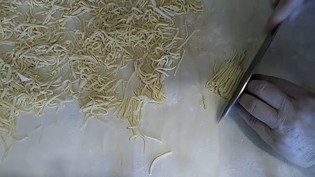 Учимся резать домашнюю ЛАПШУ.