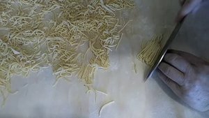 Учимся резать домашнюю ЛАПШУ.
