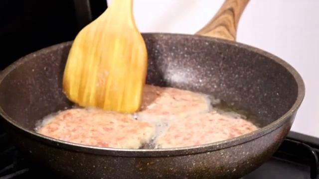 Котлеты из фарша рецепт. Котлеты мясные сочные. Котлеты из фарша видео. Домашние котлеты рецепт.