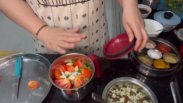 Муж-индиец лопает это блюдо за обе щеки! смотреть онлайн