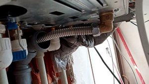 Как спрятать газовую трубу из гофрированной нержавейки,под котлом.