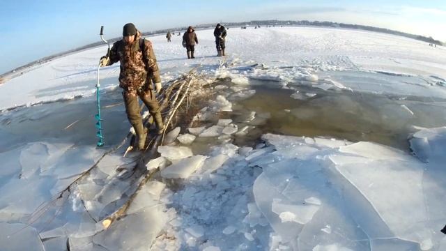 ЕЛЕ УБЕЖАЛИ СО ЛЬДА | Лёд отошел от берега. Рыбалка в опасном месте | Первый лёд на Волге
